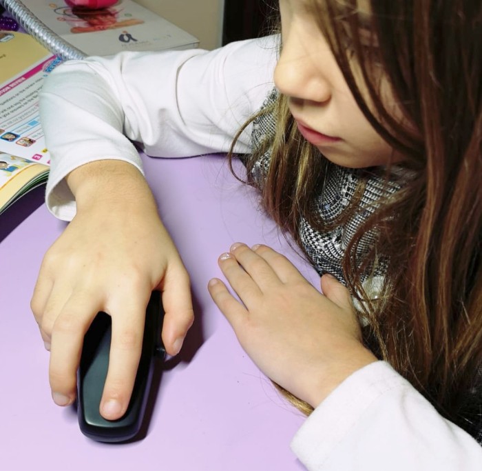 nina-leyendo-en-braille-con-braibook-1.jpg